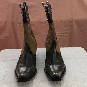 Elegant Black and Tan Heeled Boots
